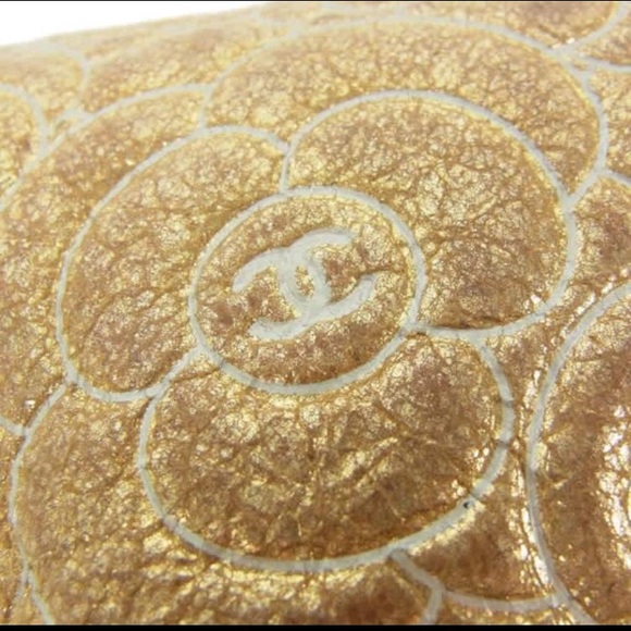 CHANEL 💯% authentic camellia shiny leather pouch - Picture 4 of 8